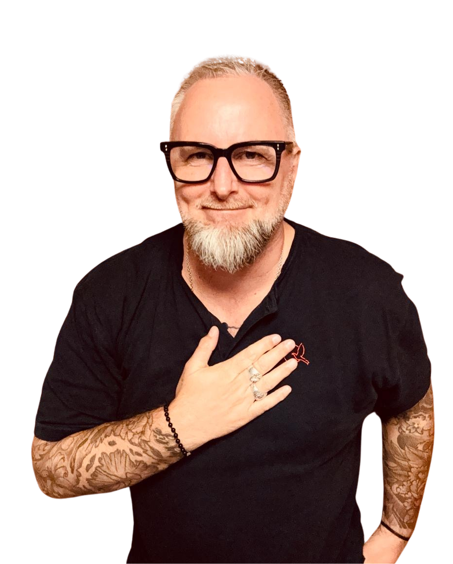 Portrait von Armin Ballhorn mit Brille im schwarzen T-Shirt, die Hand auf dem Herzen